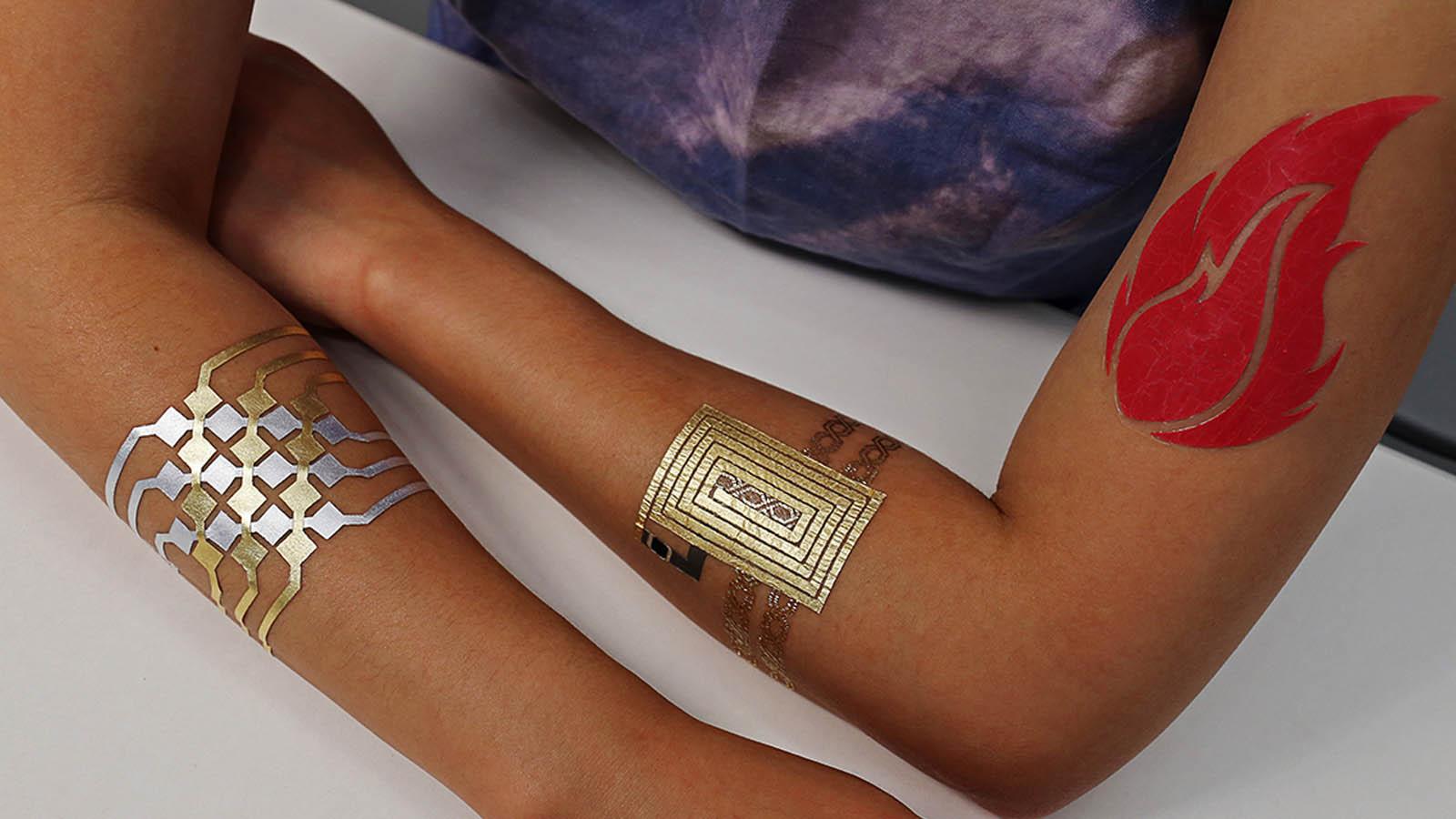 Tatuajes electrónicos temporales: sensores que se pegan a la piel… y desaparecen sin dejar rastro