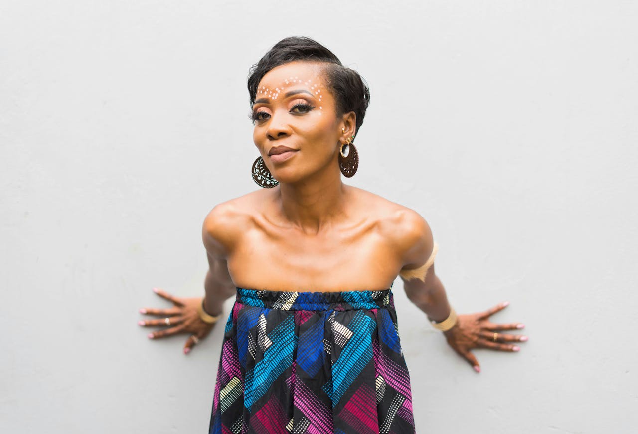 “Dopamine Dressing”: la teoría de vestirse con colores para mejorar tu estado de ánimo (y cómo aplicarla sin llamar la atención)