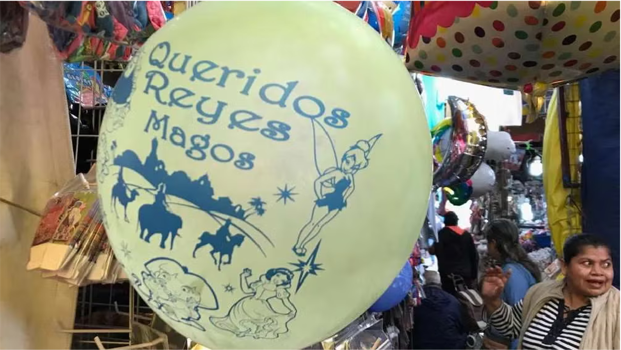 El impacto oculto de enviar cartas a los Reyes con globos de plástico