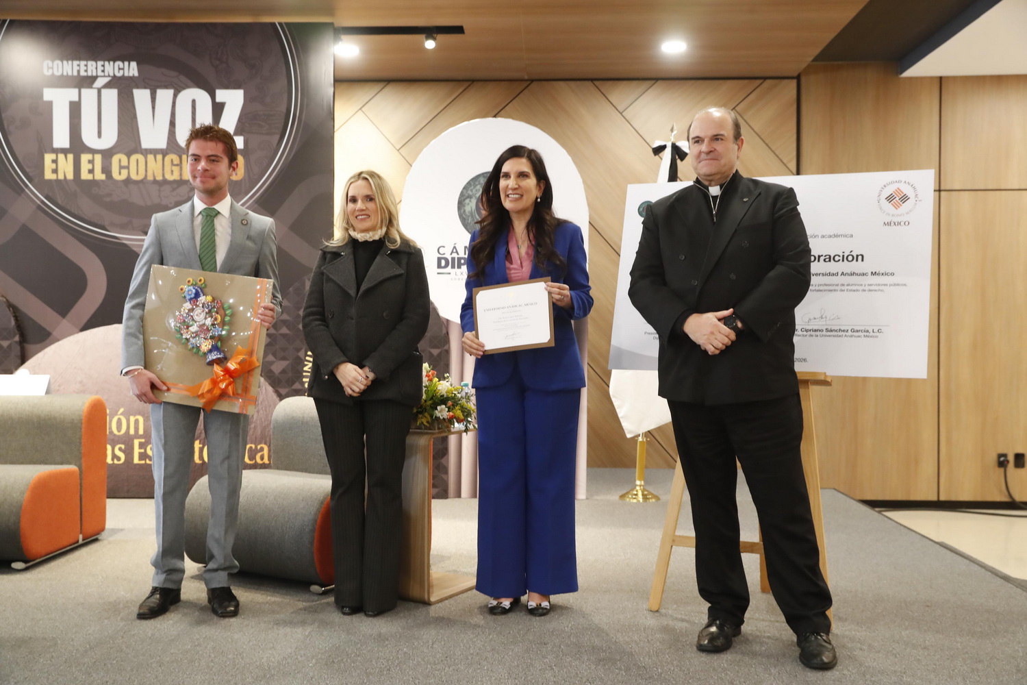 Kenia López Rabadán llama a mujeres Anáhuac a romper el techo de cristal en la política