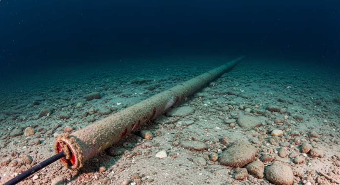 Así se retiran los cables submarinos que sostienen el internet mundial