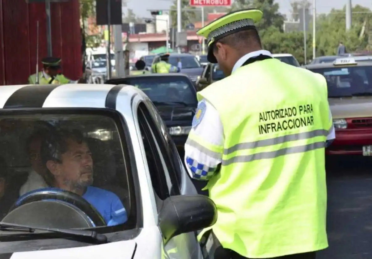 Alertan en CDMX por mensajes falsos sobre multas y adeudos vehiculares