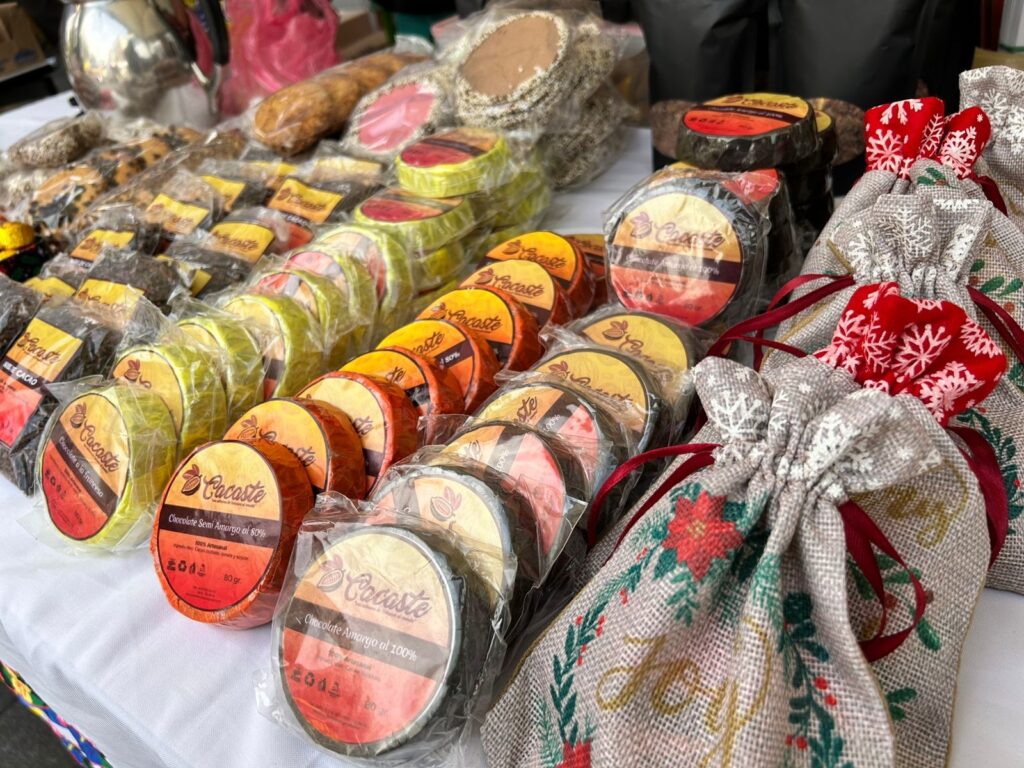 El Monumento a la Revolución se convierte en el escenario más dulce y colorido para quienes buscan celebrar el Día del Amor y la Amistad con un toque especial.  El Festival de Flores y Chocolate llega cargado de sabores, aromas y actividades para disfrutar en pareja, con amigos o en familia. Si quieres sorprender a alguien o simplemente consentirte, este plan gratuito promete conquistar todos tus sentidos. ¿Cuándo y dónde será el Festival de Flores y Chocolate?  El festival se realizará del 13 al 15 de febrero en la explanada del Monumento a la Revolución, un espacio emblemático en el corazón de la Ciudad de México.  Durante tres días, el lugar se llenará de coloridos arreglos florales y expositores con los mejores productos de chocolate artesanal y repostería. El turrón de trufa de El turrón de trufa de chocolate es un clásico de Navidad. (AdobeStock) ¿Qué encontrarás en el festival?  El Festival de Flores y Chocolate es mucho más que un mercado: es una experiencia multisensorial pensada para celebrar el amor, la amistad y la tradición mexicana. Entre las actividades y atractivos principales destacan:      Expositores de chocolate artesanal: Prueba tabletas, bombones, trufas y bebidas elaboradas por manos expertas.     Arreglos florales y plantas: Lleva a casa flores frescas, orquídeas, suculentas y más propuestas para regalar.     Zona gastronómica: Encuentra postres, panadería y café para acompañar tu recorrido.     Actividades y talleres: Participa en dinámicas, demostraciones y aprende sobre el mundo del cacao y la floricultura.     Ambiente romántico y familiar: Ideal para una cita diferente, un paseo con amigos o una tarde en familia.  Cientos de personas han sido Cientos de personas han sido testigo de esta experiencia Crédito: IG @monumentoalarevolucion Consejos para disfrutar el festival      Llega temprano para aprovechar la variedad de productos y actividades.     Lleva efectivo, ya que algunos expositores pueden no aceptar tarjetas.     No olvides tu cámara o celular para capturar los mejores momentos entre flores y chocolate.     Consulta las redes sociales oficiales del evento para conocer el programa de talleres y exhibiciones.  El Festival de Flores y Chocolate es la excusa perfecta para regalar, consentir y vivir un San Valentín lleno de sabor y tradición en la Ciudad de México.