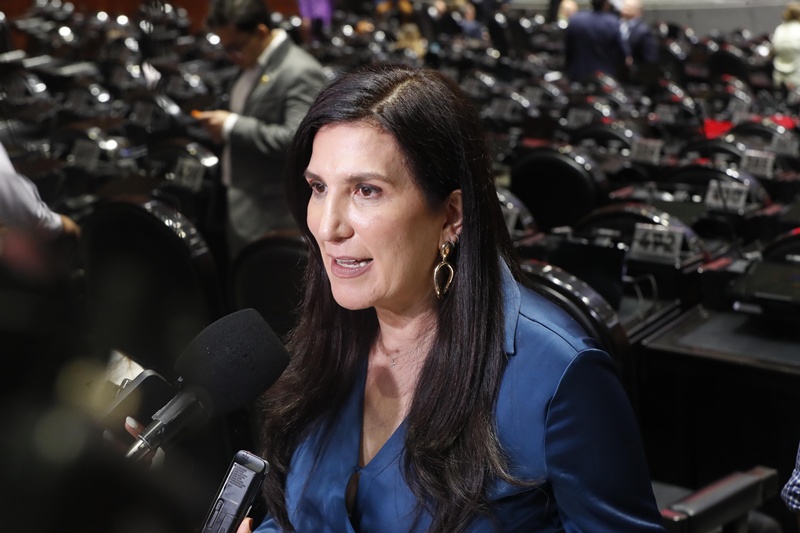 Kenia López Rabadán impulsa un nuevo pacto civil con la Marina