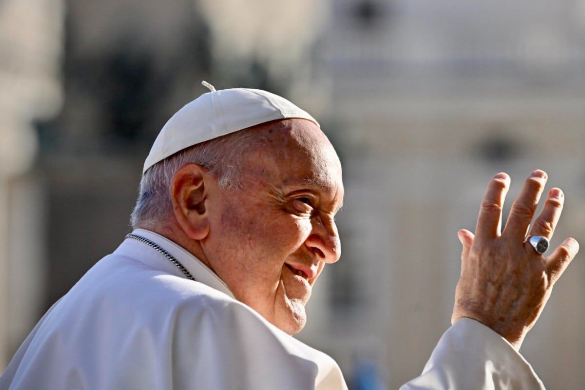Fieles recuerdan al papa Francisco a un año de su partida en Roma