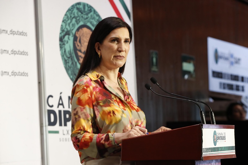 Kenia López Rabadán pide cuentas a Pemex por crisis en refinerías
