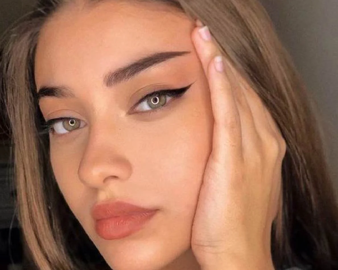 Cejas rectas: la tendencia de belleza que rejuvenece y suaviza el rostro