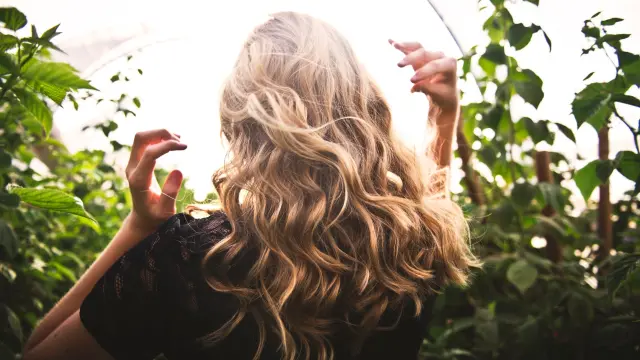 Los 15 alimentos que podrían ayudarte a tener un cabello más fuerte y saludable, según expertos